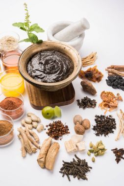 Hint Ayurvedik diyet ek Chyawanprash denilen / chyavanaprasha pişmiş şeker, bal, ghee, Hint bektaşi üzümü (amla), reçel, Tahin, çilek, otlar ve çeşitli baharat karışımıdır