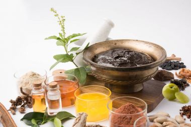 Hint Ayurvedik diyet ek Chyawanprash denilen / chyavanaprasha pişmiş şeker, bal, ghee, Hint bektaşi üzümü (amla), reçel, Tahin, çilek, otlar ve çeşitli baharat karışımıdır