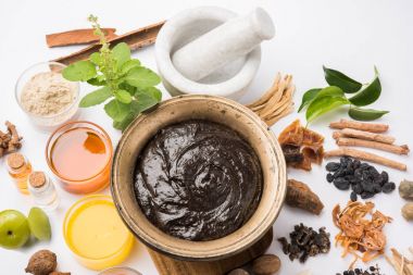 Hint Ayurvedik diyet ek Chyawanprash denilen / chyavanaprasha pişmiş şeker, bal, ghee, Hint bektaşi üzümü (amla), reçel, Tahin, çilek, otlar ve çeşitli baharat karışımıdır