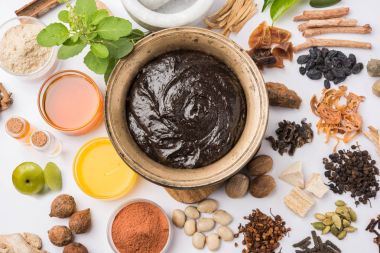 Hint Ayurvedik diyet ek Chyawanprash denilen / chyavanaprasha pişmiş şeker, bal, ghee, Hint bektaşi üzümü (amla), reçel, Tahin, çilek, otlar ve çeşitli baharat karışımıdır