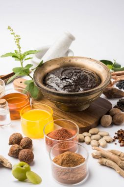 Hint Ayurvedik diyet ek Chyawanprash denilen / chyavanaprasha pişmiş şeker, bal, ghee, Hint bektaşi üzümü (amla), reçel, Tahin, çilek, otlar ve çeşitli baharat karışımıdır