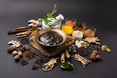 Hint Ayurvedik diyet ek Chyawanprash denilen / chyavanaprasha pişmiş şeker, bal, ghee, Hint bektaşi üzümü (amla), reçel, Tahin, çilek, otlar ve çeşitli baharat karışımıdır