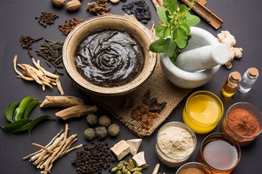 Hint Ayurvedik diyet ek Chyawanprash denilen / chyavanaprasha pişmiş şeker, bal, ghee, Hint bektaşi üzümü (amla), reçel, Tahin, çilek, otlar ve çeşitli baharat karışımıdır