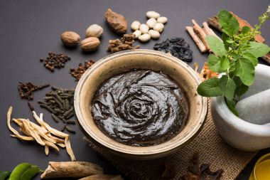 Hint Ayurvedik diyet ek Chyawanprash denilen / chyavanaprasha pişmiş şeker, bal, ghee, Hint bektaşi üzümü (amla), reçel, Tahin, çilek, otlar ve çeşitli baharat karışımıdır