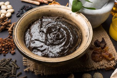 Hint Ayurvedik diyet ek Chyawanprash denilen / chyavanaprasha pişmiş şeker, bal, ghee, Hint bektaşi üzümü (amla), reçel, Tahin, çilek, otlar ve çeşitli baharat karışımıdır