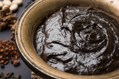 Hint Ayurvedik diyet ek Chyawanprash denilen / chyavanaprasha pişmiş şeker, bal, ghee, Hint bektaşi üzümü (amla), reçel, Tahin, çilek, otlar ve çeşitli baharat karışımıdır