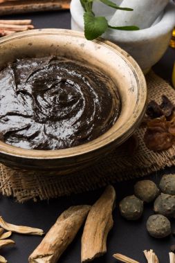 Hint Ayurvedik diyet ek Chyawanprash denilen / chyavanaprasha pişmiş şeker, bal, ghee, Hint bektaşi üzümü (amla), reçel, Tahin, çilek, otlar ve çeşitli baharat karışımıdır