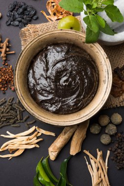Hint Ayurvedik diyet ek Chyawanprash denilen / chyavanaprasha pişmiş şeker, bal, ghee, Hint bektaşi üzümü (amla), reçel, Tahin, çilek, otlar ve çeşitli baharat karışımıdır