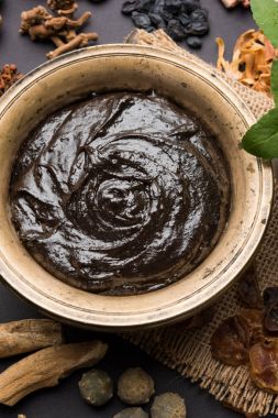 Hint Ayurvedik diyet ek Chyawanprash denilen / chyavanaprasha pişmiş şeker, bal, ghee, Hint bektaşi üzümü (amla), reçel, Tahin, çilek, otlar ve çeşitli baharat karışımıdır