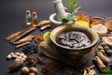 Hint Ayurvedik diyet ek Chyawanprash denilen / chyavanaprasha pişmiş şeker, bal, ghee, Hint bektaşi üzümü (amla), reçel, Tahin, çilek, otlar ve çeşitli baharat karışımıdır