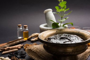 Hint Ayurvedik diyet ek Chyawanprash denilen / chyavanaprasha pişmiş şeker, bal, ghee, Hint bektaşi üzümü (amla), reçel, Tahin, çilek, otlar ve çeşitli baharat karışımıdır