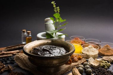Hint Ayurvedik diyet ek Chyawanprash denilen / chyavanaprasha pişmiş şeker, bal, ghee, Hint bektaşi üzümü (amla), reçel, Tahin, çilek, otlar ve çeşitli baharat karışımıdır