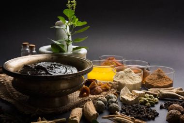 Hint Ayurvedik diyet ek Chyawanprash denilen / chyavanaprasha pişmiş şeker, bal, ghee, Hint bektaşi üzümü (amla), reçel, Tahin, çilek, otlar ve çeşitli baharat karışımıdır
