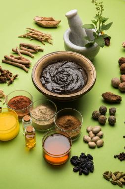 Hint Ayurvedik diyet ek Chyawanprash denilen / chyavanaprasha pişmiş şeker, bal, ghee, Hint bektaşi üzümü (amla), reçel, Tahin, çilek, otlar ve çeşitli baharat karışımıdır