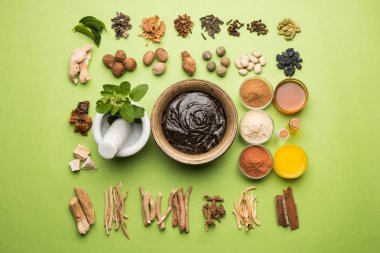 Hint Ayurvedik diyet ek Chyawanprash denilen / chyavanaprasha pişmiş şeker, bal, ghee, Hint bektaşi üzümü (amla), reçel, Tahin, çilek, otlar ve çeşitli baharat karışımıdır