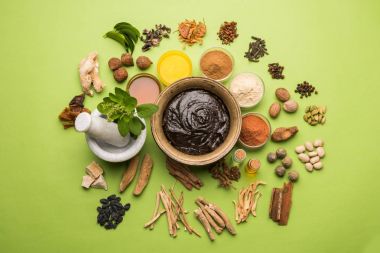Hint Ayurvedik diyet ek Chyawanprash denilen / chyavanaprasha pişmiş şeker, bal, ghee, Hint bektaşi üzümü (amla), reçel, Tahin, çilek, otlar ve çeşitli baharat karışımıdır