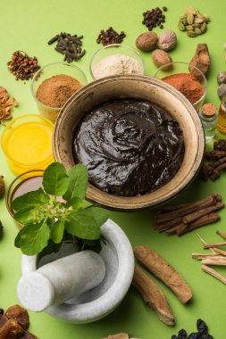 Hint Ayurvedik diyet ek Chyawanprash denilen / chyavanaprasha pişmiş şeker, bal, ghee, Hint bektaşi üzümü (amla), reçel, Tahin, çilek, otlar ve çeşitli baharat karışımıdır