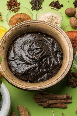 Hint Ayurvedik diyet ek Chyawanprash denilen / chyavanaprasha pişmiş şeker, bal, ghee, Hint bektaşi üzümü (amla), reçel, Tahin, çilek, otlar ve çeşitli baharat karışımıdır