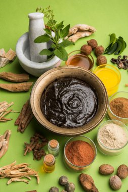 Hint Ayurvedik diyet ek Chyawanprash denilen / chyavanaprasha pişmiş şeker, bal, ghee, Hint bektaşi üzümü (amla), reçel, Tahin, çilek, otlar ve çeşitli baharat karışımıdır