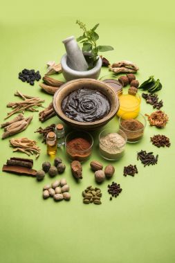 Hint Ayurvedik diyet ek Chyawanprash denilen / chyavanaprasha pişmiş şeker, bal, ghee, Hint bektaşi üzümü (amla), reçel, Tahin, çilek, otlar ve çeşitli baharat karışımıdır