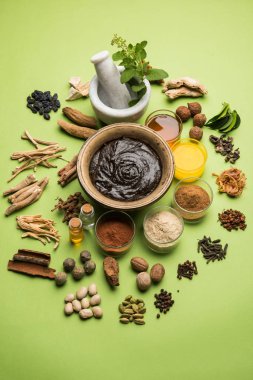 Hint Ayurvedik diyet ek Chyawanprash denilen / chyavanaprasha pişmiş şeker, bal, ghee, Hint bektaşi üzümü (amla), reçel, Tahin, çilek, otlar ve çeşitli baharat karışımıdır
