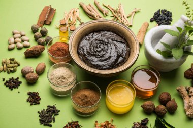 Hint Ayurvedik diyet ek Chyawanprash denilen / chyavanaprasha pişmiş şeker, bal, ghee, Hint bektaşi üzümü (amla), reçel, Tahin, çilek, otlar ve çeşitli baharat karışımıdır