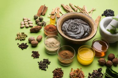 Hint Ayurvedik diyet ek Chyawanprash denilen / chyavanaprasha pişmiş şeker, bal, ghee, Hint bektaşi üzümü (amla), reçel, Tahin, çilek, otlar ve çeşitli baharat karışımıdır