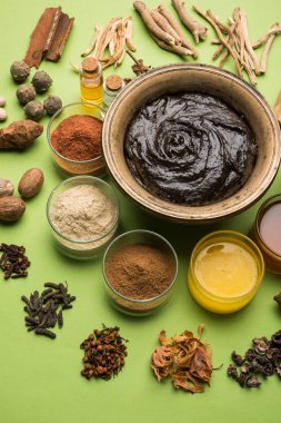 Hint Ayurvedik diyet ek Chyawanprash denilen / chyavanaprasha pişmiş şeker, bal, ghee, Hint bektaşi üzümü (amla), reçel, Tahin, çilek, otlar ve çeşitli baharat karışımıdır