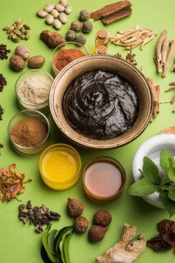 Hint Ayurvedik diyet ek Chyawanprash denilen / chyavanaprasha pişmiş şeker, bal, ghee, Hint bektaşi üzümü (amla), reçel, Tahin, çilek, otlar ve çeşitli baharat karışımıdır
