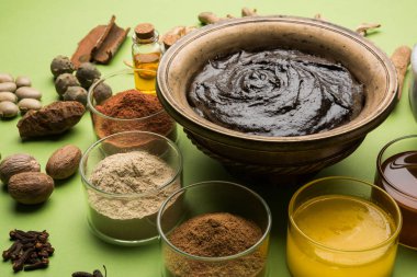 Hint Ayurvedik diyet ek Chyawanprash denilen / chyavanaprasha pişmiş şeker, bal, ghee, Hint bektaşi üzümü (amla), reçel, Tahin, çilek, otlar ve çeşitli baharat karışımıdır