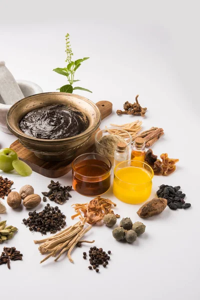 Indiase Ayurvedische voedingssupplement genoemd Chyawanprash / chyavanaprasha is een gekookt mengsel van suiker, honing, ghee, Indiase kruisbessen (amla), jam, sesamolie, bessen, kruiden en diverse kruiden — Stockfoto