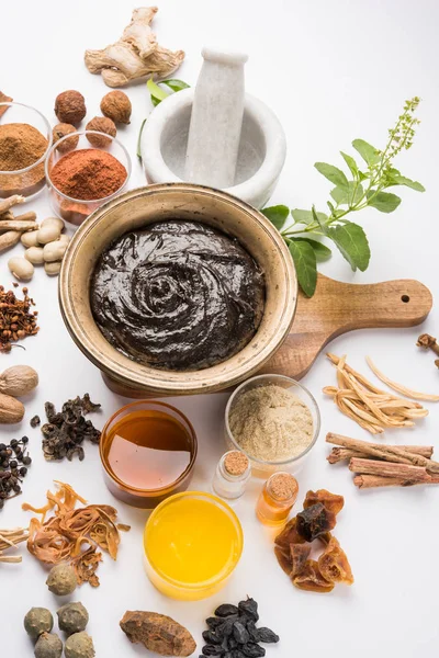 Indian Ayurvedic dietary supplement called Chyawanprash / chyavanaprasha  is a cooked mixture of sugar, honey, ghee, Indian Gooseberry (amla), jam, sesame oil, berries, herbs and various spices — Stock Photo, Image