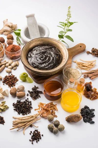 Indian Ayurvedic dietary supplement called Chyawanprash / chyavanaprasha  is a cooked mixture of sugar, honey, ghee, Indian Gooseberry (amla), jam, sesame oil, berries, herbs and various spices — Stock Photo, Image