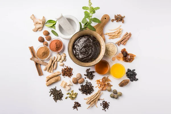 Indian Ayurvedic dietary supplement called Chyawanprash / chyavanaprasha  is a cooked mixture of sugar, honey, ghee, Indian Gooseberry (amla), jam, sesame oil, berries, herbs and various spices — Stock Photo, Image