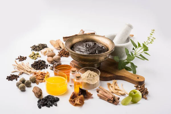 Ινδική Ayurvedic συμπλήρωμα διατροφής που ονομάζεται Chyawanprash / chyavanaprasha είναι ένα μαγειρευμένο μίγμα από ζάχαρη, μέλι, γκι, ινδική Φραγκοστάφυλο (amla), μαρμελάδα, σησαμέλαιο, μούρα, βότανα και διάφορα μπαχαρικά — Φωτογραφία Αρχείου