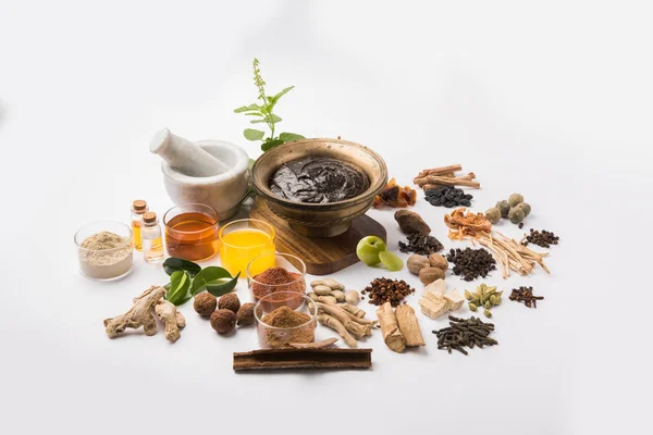 Ινδική Ayurvedic συμπλήρωμα διατροφής που ονομάζεται Chyawanprash / chyavanaprasha είναι ένα μαγειρευμένο μίγμα από ζάχαρη, μέλι, γκι, ινδική Φραγκοστάφυλο (amla), μαρμελάδα, σησαμέλαιο, μούρα, βότανα και διάφορα μπαχαρικά — Φωτογραφία Αρχείου