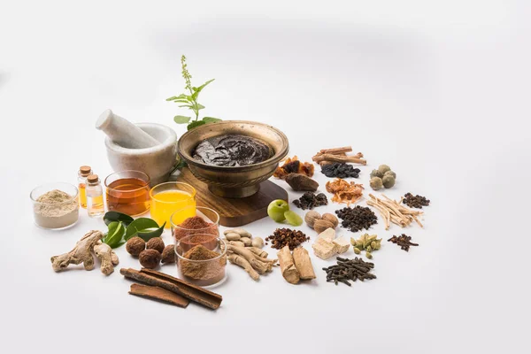 Suplemento dietético ayurvédico indio llamado Chyawanprash / chyavanaprasha es una mezcla cocida de azúcar, miel, ghee, grosella (amla), mermelada, aceite de sésamo, bayas, hierbas y varias especias — Foto de Stock