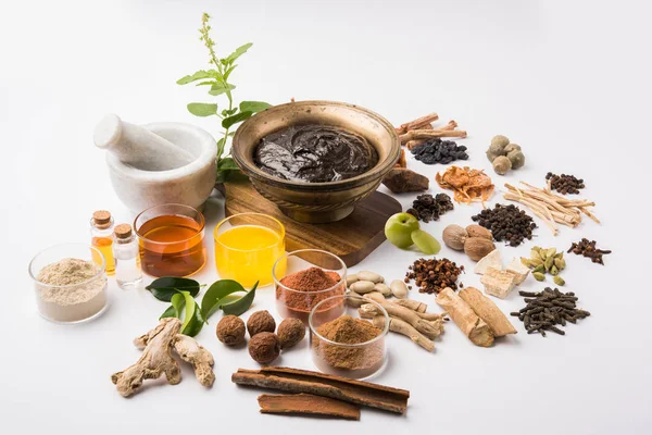 Indiase Ayurvedische voedingssupplement genoemd Chyawanprash / chyavanaprasha is een gekookt mengsel van suiker, honing, ghee, Indiase kruisbessen (amla), jam, sesamolie, bessen, kruiden en diverse kruiden — Stockfoto