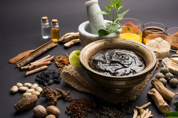 Indian Ayurvedic dietary supplement called Chyawanprash / chyavanaprasha  is a cooked mixture of sugar, honey, ghee, Indian Gooseberry (amla), jam, sesame oil, berries, herbs and various spices — Stock Photo, Image