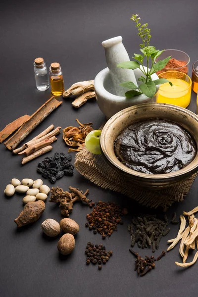 Indian Ayurvedic dietary supplement called Chyawanprash / chyavanaprasha  is a cooked mixture of sugar, honey, ghee, Indian Gooseberry (amla), jam, sesame oil, berries, herbs and various spices — Stock Photo, Image