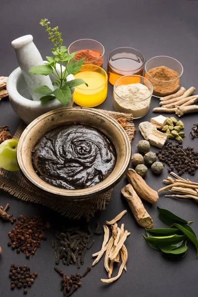 Suplemento dietético ayurvédico indio llamado Chyawanprash / chyavanaprasha es una mezcla cocida de azúcar, miel, ghee, grosella (amla), mermelada, aceite de sésamo, bayas, hierbas y varias especias —  Fotos de Stock
