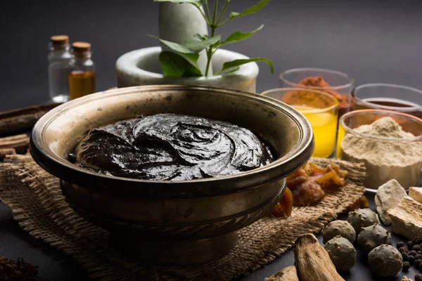 Indisches ayurvedisches Nahrungsergänzungsmittel namens chyawanprash / chyavanaprasha ist eine gekochte Mischung aus Zucker, Honig, Ghee, indischer Stachelbeere (amla), Marmelade, Sesamöl, Beeren, Kräutern und verschiedenen Gewürzen — Stockfoto