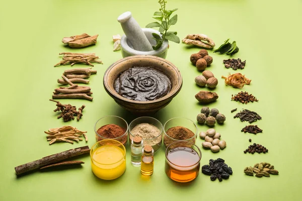 Suplemento dietético ayurvédico indiano chamado Chyawanprash / chyavanaprasha é uma mistura cozida de açúcar, mel, ghee, groselha indiana (amla), geléia, óleo de gergelim, bagas, ervas e várias especiarias. — Fotografia de Stock