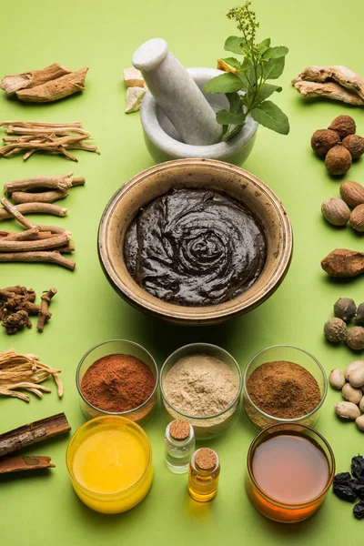 Suplemento dietético ayurvédico indiano chamado Chyawanprash / chyavanaprasha é uma mistura cozida de açúcar, mel, ghee, groselha indiana (amla), geléia, óleo de gergelim, bagas, ervas e várias especiarias. — Fotografia de Stock