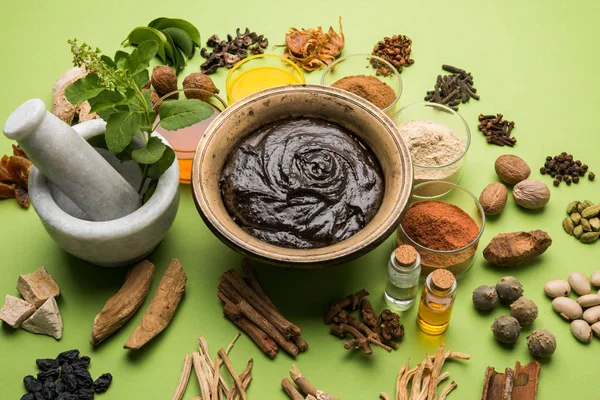 Indian Ayurvedic dietary supplement called Chyawanprash / chyavanaprasha  is a cooked mixture of sugar, honey, ghee, Indian Gooseberry (amla), jam, sesame oil, berries, herbs and various spices — Stock Photo, Image