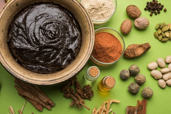 Indian Ayurvedic dietary supplement called Chyawanprash / chyavanaprasha  is a cooked mixture of sugar, honey, ghee, Indian Gooseberry (amla), jam, sesame oil, berries, herbs and various spices — Stock Photo, Image