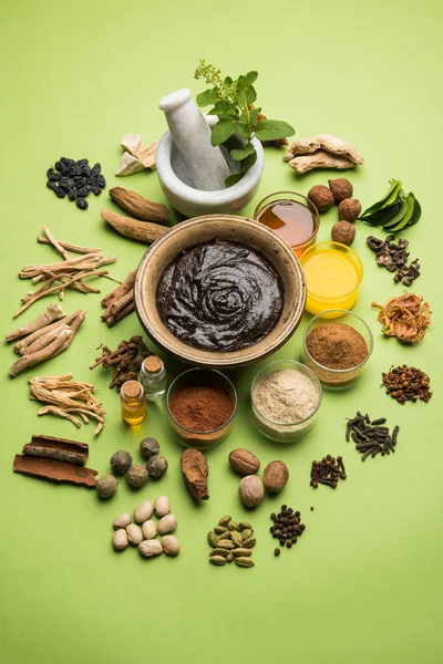 Indiase Ayurvedische voedingssupplement genoemd Chyawanprash / chyavanaprasha is een gekookt mengsel van suiker, honing, ghee, Indiase kruisbessen (amla), jam, sesamolie, bessen, kruiden en diverse kruiden — Stockfoto