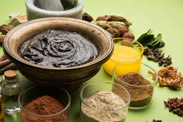 Ινδική Ayurvedic συμπλήρωμα διατροφής που ονομάζεται Chyawanprash / chyavanaprasha είναι ένα μαγειρευμένο μίγμα από ζάχαρη, μέλι, γκι, ινδική Φραγκοστάφυλο (amla), μαρμελάδα, σησαμέλαιο, μούρα, βότανα και διάφορα μπαχαρικά — Φωτογραφία Αρχείου