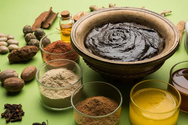 Supplément alimentaire ayurvédique indien appelé Chyawanprash / chyavanaprasha est un mélange cuit de sucre, miel, ghee, groseille à maquereau indienne (amla), confiture, huile de sésame, baies, herbes et diverses épices — Photo