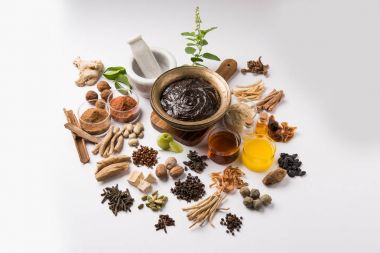 Hint Ayurvedik diyet ek Chyawanprash denilen / chyavanaprasha pişmiş şeker, bal, ghee, Hint bektaşi üzümü (amla), reçel, Tahin, çilek, otlar ve çeşitli baharat karışımıdır